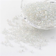 3 mm. klare, regnbuefarvede, hvide glasperler, 50 g = 3,3 m.